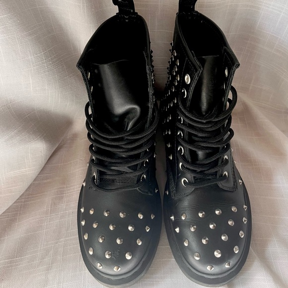 Dr. Martens 1460 STUD WANAMA LEATHER LACE UP BOOTS - Picture 4 of 6